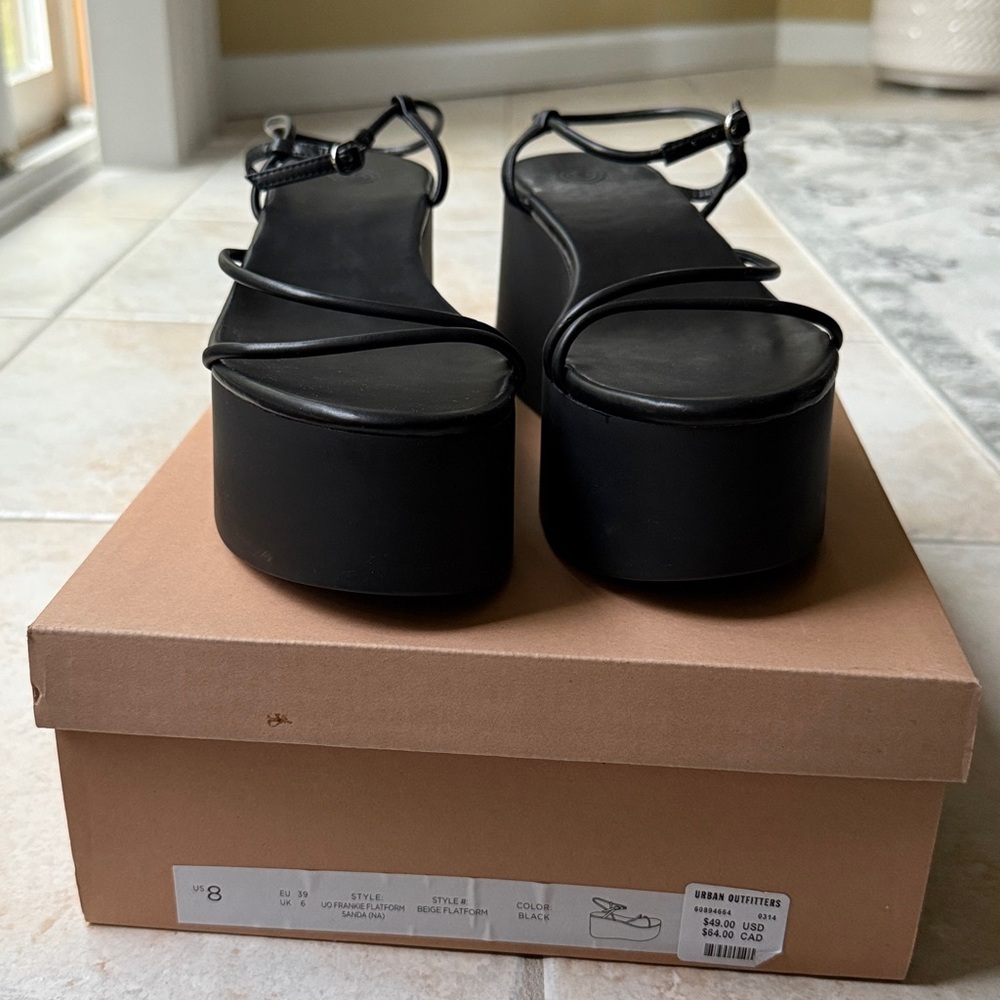 UO Frankie’s Platform Sandals - Picture 2 of 3
